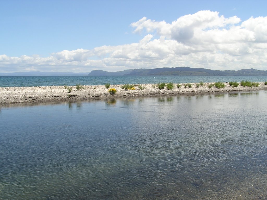Lake Taupo - Tongariro National Park, Pumice Stone Bank, Waitahanui, NZ