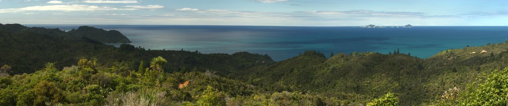 SH25: Panorama of Coromandel and the ocean (near Tairua)