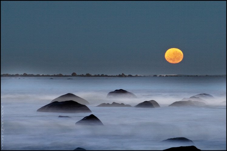 Moonset in Ahu Ahu Beach
