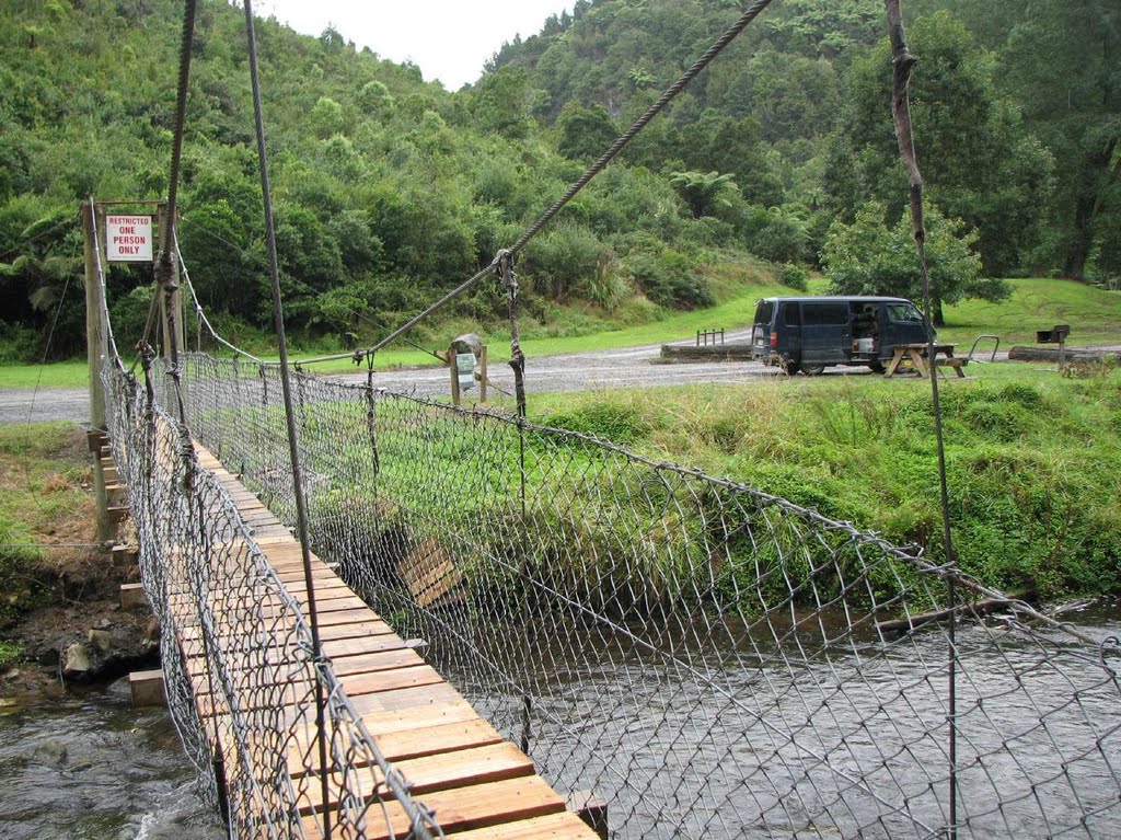 Mangaokewa stream track swingbridge