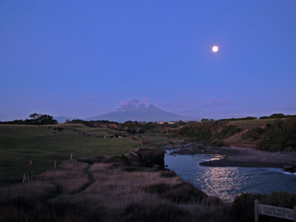 "Mt Taranaki" (2518 m), "Heiliger Berg der Maori !" ,Opunake,  Neuseeland Februar 2011( L.Sandvoß)